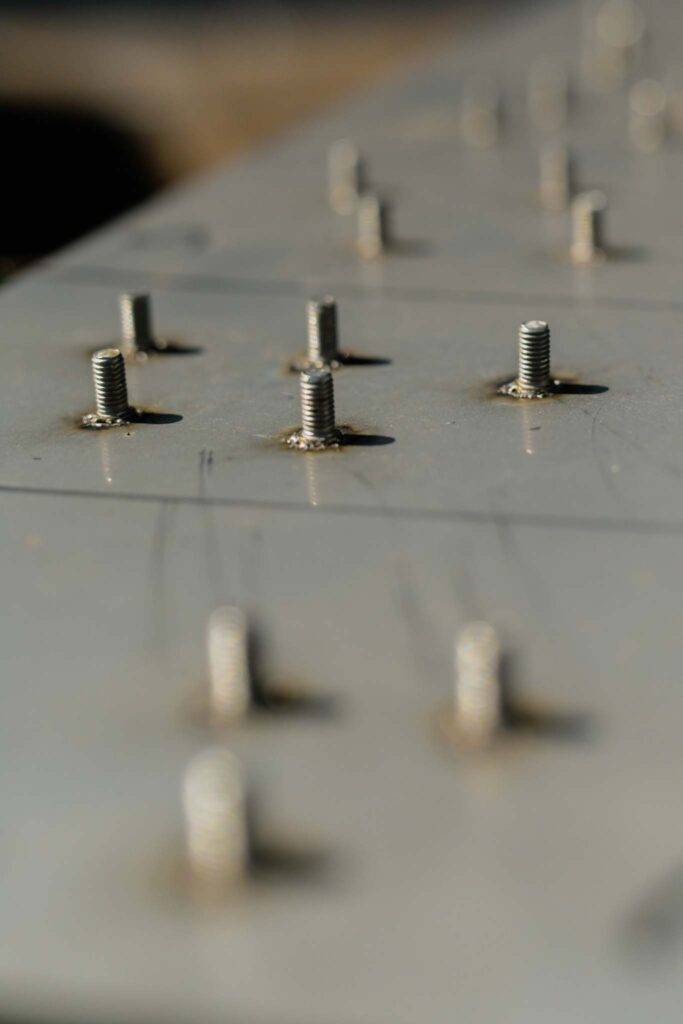 Uczestnicy kursu zgrzewania kołków podczas praktycznych ćwiczeń spawalniczych we Wrocławiu